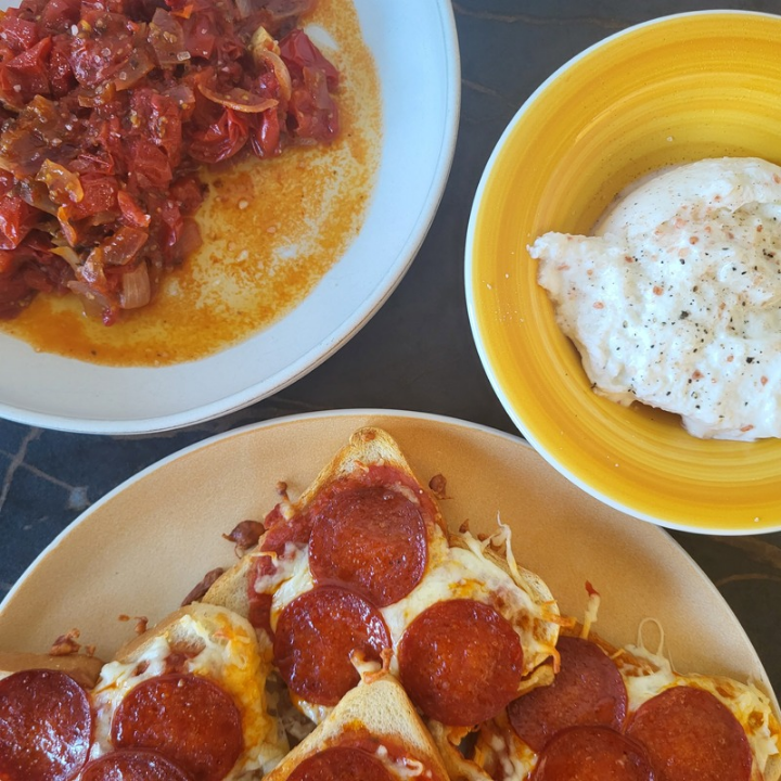 Pizzatoast med stegte tomater og burrata