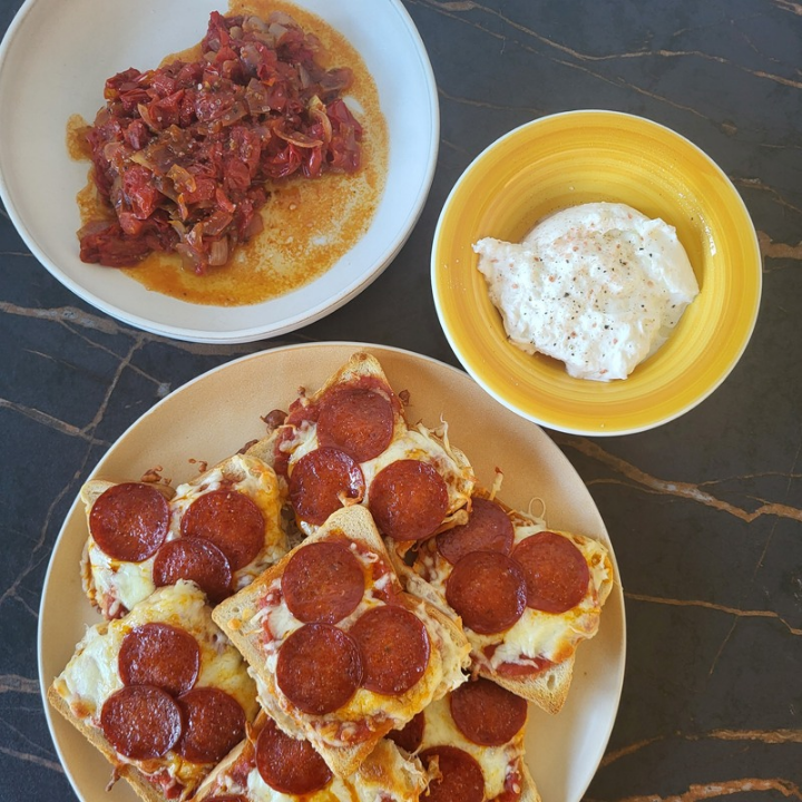 Pizzatoast med stegte tomater og burrata
