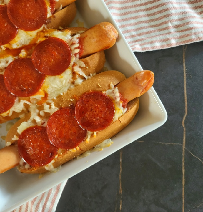 Pizzahotdogs – de skønneste pizzadogs med pepperoni.