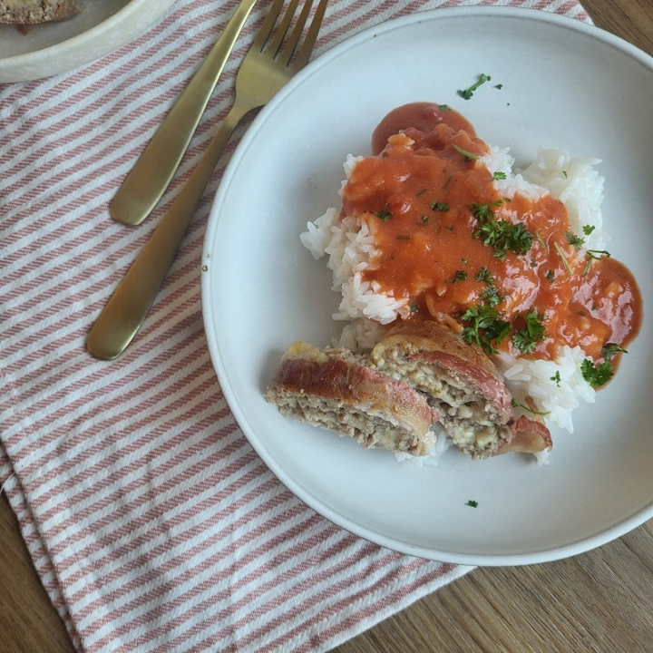 Kødrulle med tomatsovs og ris