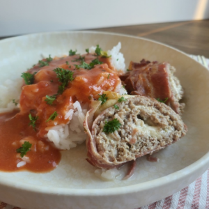 Kødrulle med tomatsovs og ris