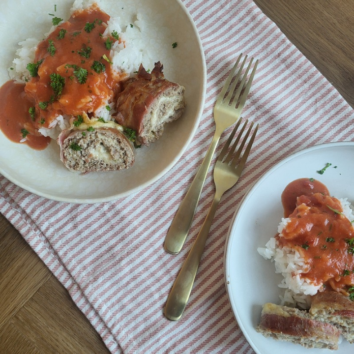 Kødrulle med tomatsovs og ris