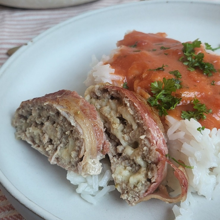 Kødrulle med tomatsovs og ris